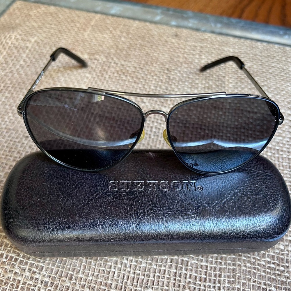 Kenneth Cole Reaction Aviator Style
Sunglasses w/Stetson Hard Case